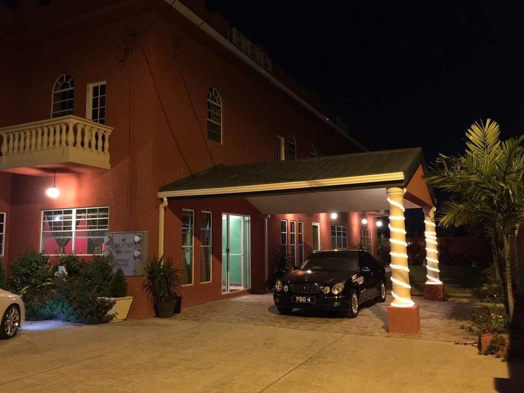 Montecristo Inn Piarco Экстерьер фото